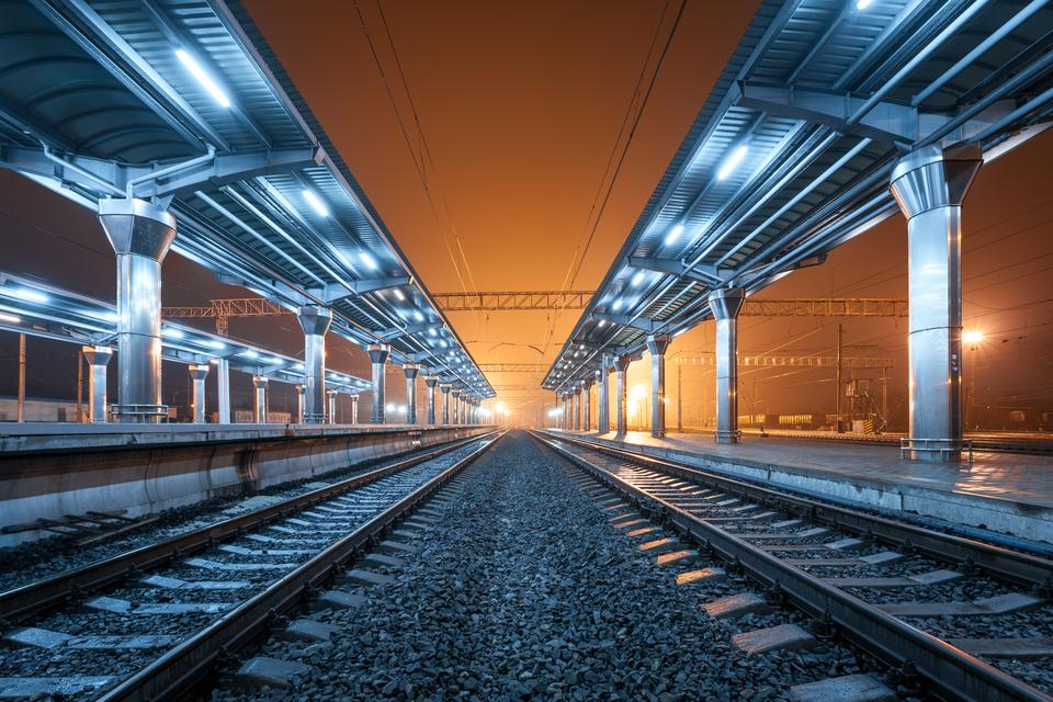 Voies ferrées de nuit, chantier de ligne classique